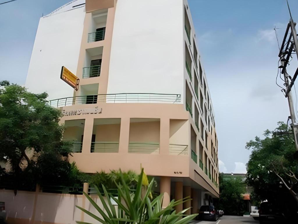 Central Place Hotel Районг Экстерьер фото