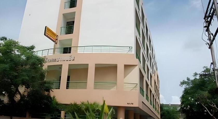 Central Place Hotel Районг Экстерьер фото